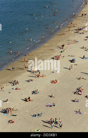 Summertime foule sur Hondarribia beach dans le pays Basque espagnol. Banque D'Images