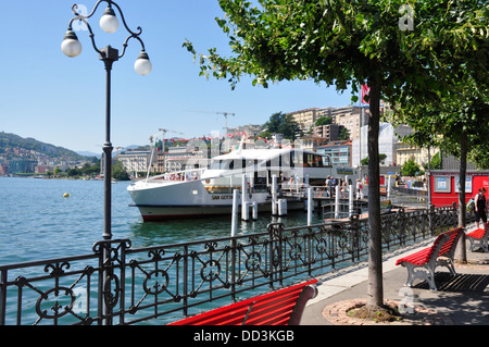 Suisse - lac de Lugano - station de bateau sur Riva Albertolli bordée d'G - un soleil - blue sky - l'embarquement des passagers Banque D'Images