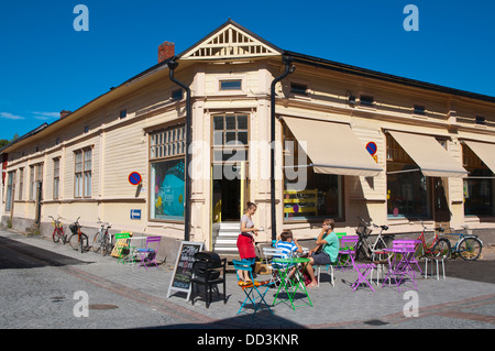 Terrasse de café de la vieille ville rue Kauppakatu Rauma en Finlande occidentale, l'Europe du nord Banque D'Images