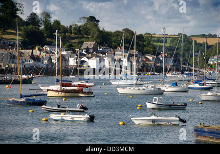 Port Fowey, Cornwall, montrant Ferryside (maison blanche avec volets bleus) l'ancienne maison de l'auteur Daphne du Maurier Banque D'Images