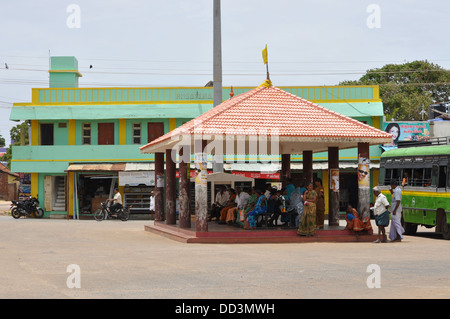 Station de bus dans le village de Soundaryapandiyam près de Tenkasi, Inde Banque D'Images