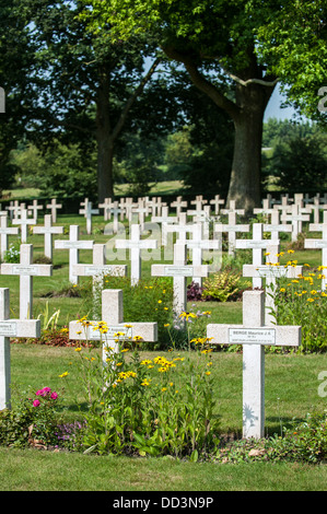 WW1 traverse de Première Guerre mondiale, un français à la tombes du cimetière militaire Lijssenthoek, Poperinge, Flandre occidentale, Belgique Banque D'Images