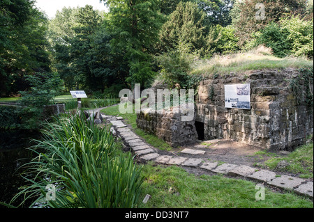 Bunker allemand WW1 et l'étang de Première Guerre mondiale, un cratère de mine à l', Hooge Crater, Zillebeke Flandre occidentale, Belgique Banque D'Images