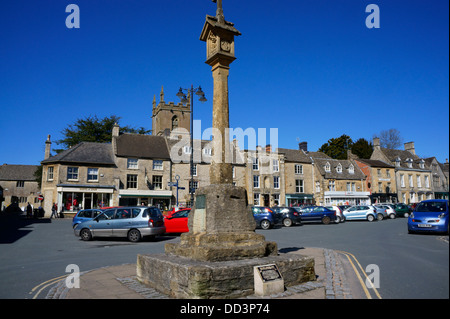 La Croix du marché sur la place de Stow-on-the-Wold, Gloucestershire, Angleterre. Banque D'Images