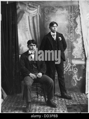 Cette photographie montre deux jeunes indiens non identifiés, capturant un aspect de la vie indigène. Le manque d'identification offre un aperçu de la représentation plus large des communautés amérindiennes. Banque D'Images