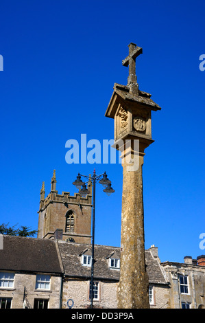 Close-up de la Croix-Rouge et du Marché St Edwards clocher de l'église de la place du marché à Stow-on-the-Wold, Gloucestershire, Angleterre. Banque D'Images