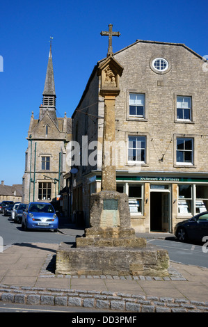 La Croix du marché sur la place de Stow-on-the-Wold, Gloucestershire, Angleterre. Banque D'Images