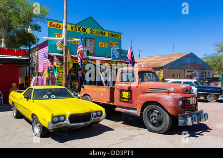 Vieilles voitures hors route 66 Seligman Articles divers store sur l'historique Route 66, Seligman, Arizona, USA Banque D'Images