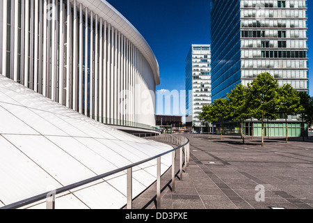 Une partie de la salle de concert philharmonique et les tours des bâtiments du Parlement européen à Kirchberg à Luxembourg ville. Banque D'Images