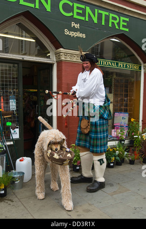 Les artistes de rue GRAND RORY & OCHIE les rues de l'itinérance au cours Brecon Brecon Jazz Festival 2013 Banque D'Images