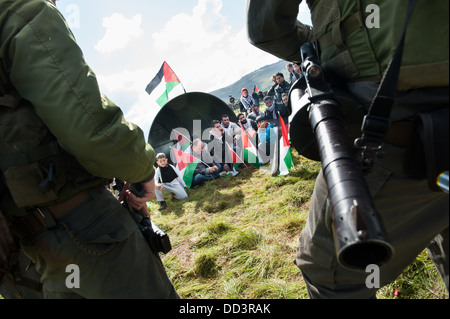 Les forces israéliennes entourent des militants palestiniens au cours d'une manifestation dans le village de Burin. Banque D'Images