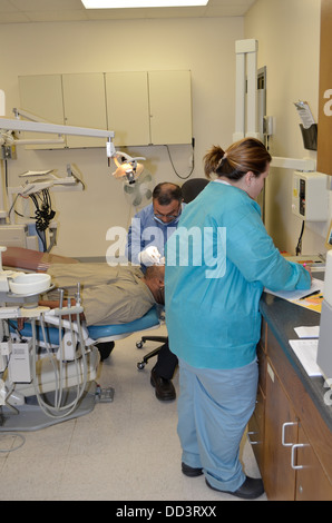 Dentiste au travail avec un patient détenu dans une clinique dentaire. Centre de diagnostic et d'évaluation, Lincoln, Nebraska. Banque D'Images