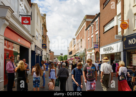 Shoppers marche à travers le centre-ville de Chesterfield uk Banque D'Images