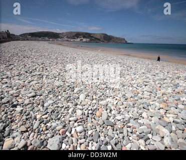 Plage de galets Llandudno great orme mer ciel bleu Banque D'Images