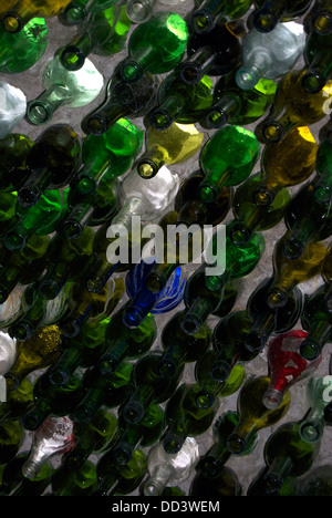 Multi-couleur des bouteilles en verre recyclé intégré à la construction inhabituelle à Westonbury Mill Gardens Banque D'Images