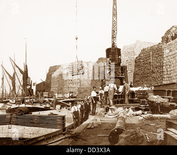 Docks de Londres victorienne de pâte de déchargement Banque D'Images