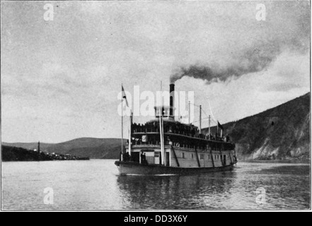 Cette image montre le W.P. et Y. route Steamer White Horse quittant Dawson, probablement dans le cadre du réseau de transport du fleuve Yukon. Il met en évidence le transport fluvial du début du XXe siècle dans la région du Yukon. Banque D'Images