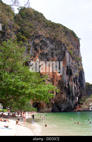 Les gens à pied et bronzer sur la plage de Hat Phra Nang Railay dans. Banque D'Images