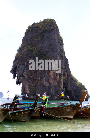 Bateaux ancrés sur la plage de Hat Phra Nang Railay dans l'île heureuse avec en arrière-plan. Banque D'Images