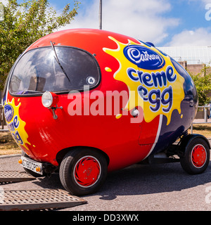 Le Cadbury Creme egg voiture au National Motor Museum de Beaulieu à Beaulieu , Hampshire , Angleterre , Angleterre , Royaume-Uni Banque D'Images