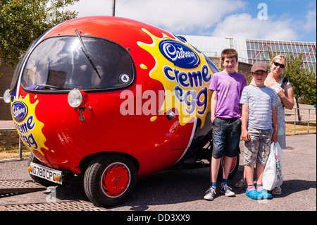 Le Cadbury Creme egg voiture au National Motor Museum de Beaulieu à Beaulieu , Hampshire , Angleterre , Angleterre , Royaume-Uni Banque D'Images