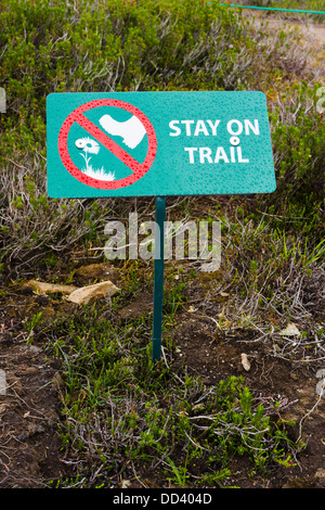 Inscription visiteurs avertissement pour rester sur le sentier. Garibaldi Provincial Park, British Columbia, Canada. Banque D'Images