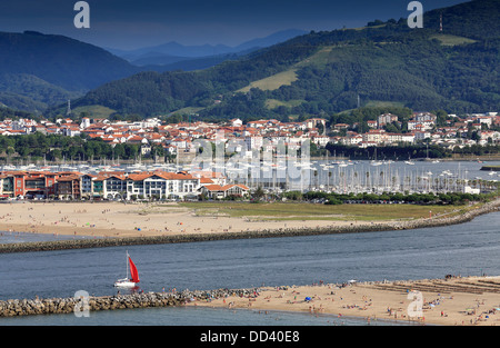 L'été sur la plage bondée Hondarribia dans le nord de l'Espagne avec l'embouchure de la rivière Bidasoa et Hendaye Plage en France dans l'arrière-plan Banque D'Images