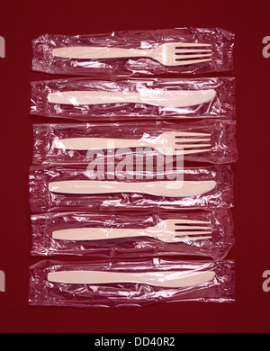Fourchettes et couteaux en plastique dans des sacs en plastique Banque D'Images