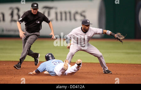 25 août 2013 - Saint Petersburg, Floride, États-Unis - sera VRAGOVIC | fois.Rays de Tampa Bay droit fielder Matt Joyce (20) glisse en toute sécurité dans le cadre de deuxième New York Yankees shortstop Eduardo Nunez (26) dans le septième au cours de la Nouvelle York Yankee dans les Rays de Tampa Bay au Tropicana Field, le dimanche 25 août 2013. (Crédit Image : © Vous Vragovic/Tampa Bay Times/ZUMAPRESS.com) Banque D'Images