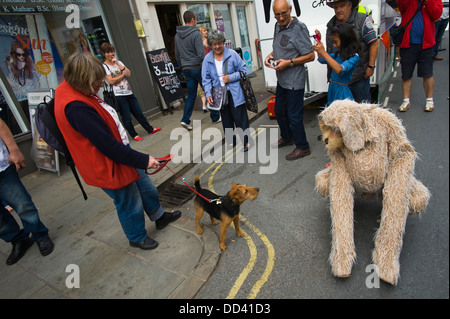 Les artistes de rue GRAND RORY & OCHIE les rues de l'itinérance au cours Brecon Brecon Jazz Festival 2013 Banque D'Images