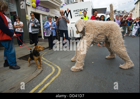 Les artistes de rue GRAND RORY & OCHIE les rues de l'itinérance au cours Brecon Brecon Jazz Festival 2013 Banque D'Images