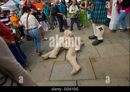 Les artistes de rue GRAND RORY & OCHIE les rues de l'itinérance au cours Brecon Brecon Jazz Festival 2013 Banque D'Images