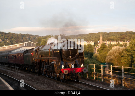 Train à vapeur tirant dans le patrimoine de la gare de Bath Spa, Bath, Somerset, Angleterre, Royaume-Uni Banque D'Images