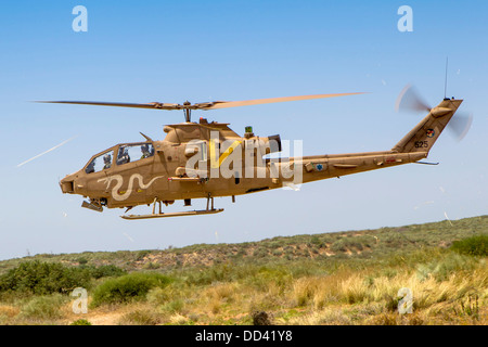 De l'air israélienne (IAF), de l'hélicoptère Bell AH-1 Cobra en vol Banque D'Images