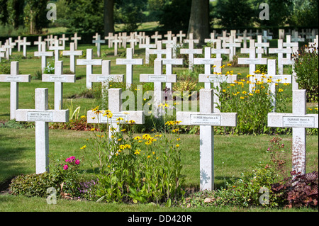 WW1 traverse de Première Guerre mondiale, un français à la tombes du cimetière militaire Lijssenthoek, Poperinge, Flandre occidentale, Belgique Banque D'Images