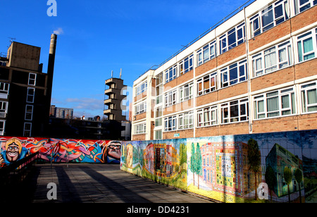 Graffiti dans et autour des murs sur un lotissement à Shoreditch Londres Banque D'Images