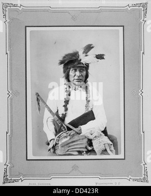 Red Thunder-Wan-Ken-Low-Tah, un Sioux, est représenté dans cette image historique. La photographie met en valeur le patrimoine et la culture Sioux, capturant une figure importante de la tribu. Banque D'Images