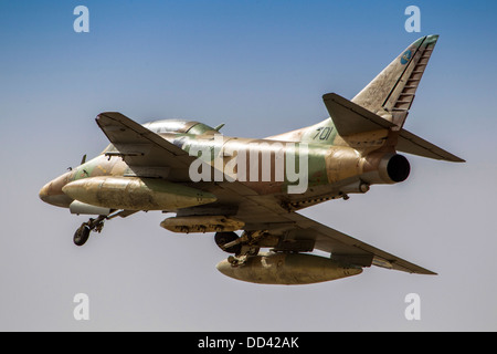 De l'air israélienne (IAF) Mcdonnell-Douglas A-4 Skyhawk (Ayit) en vol en avion de chasse Banque D'Images