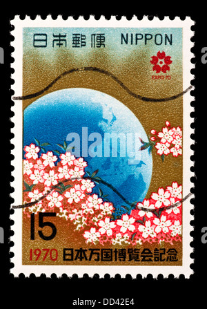 Timbre-poste du Japon représentant un globe et cerisiers. Banque D'Images