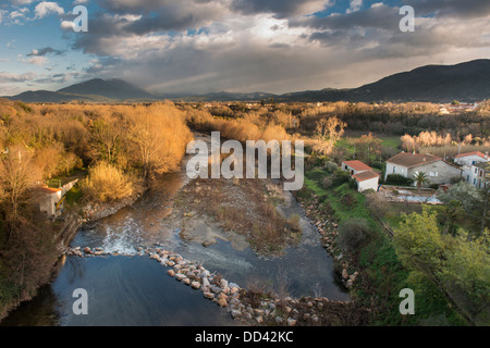 Vue sur Rivière Tech du Pont du Diable, Céret, Pyrénées-Orientales, Languedoc-Roussillon, France Banque D'Images