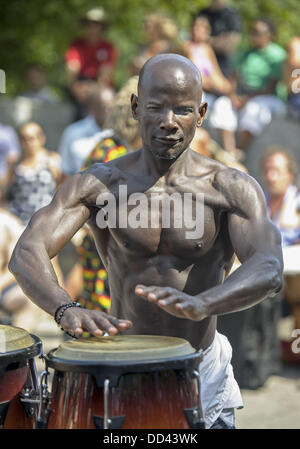 Montréal, Québec, Canada. Août 25, 2013. Les tam-tams du mont Royal est coloré collecte des batteurs de tous âges, avec des danseurs et des vendeurs qui divertissent les foules dans le parc du mont Royal. Credit : PJ Heller/ZUMAPRESS.com/Alamy Live News Banque D'Images