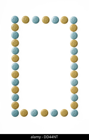 Une forme rectangulaire de bleu et vert medicine pills on a white background Banque D'Images