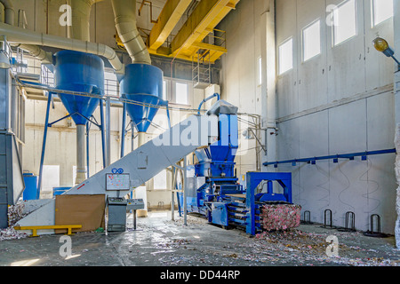 Presse hydraulique de briquettes de déchets de papier Banque D'Images