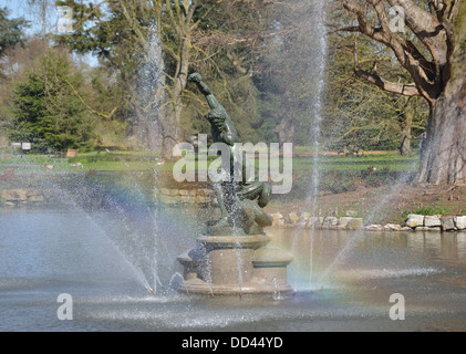 Fontaine avec une statue de l'ancien héros grec Hercules wrestling saint-clement-dieu Achelous, Kew Gardens, London, UK Banque D'Images