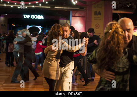 Buenos Aires, Buenos Aires, Argentine. Août 25, 2013. Les danseurs dansent le tango au cours d'une ''milonga'' sur le 2013 World Tango Festival. Une milonga est l'endroit où les gens se rassemblent pour danser le tango, généralement accompagné de musique en direct. Credit : Patricio Murphy/ZUMAPRESS.com/Alamy Live News Banque D'Images