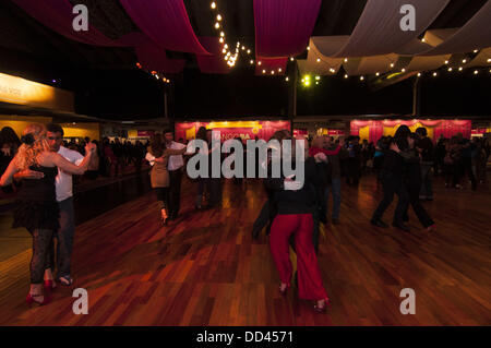 Buenos Aires, Buenos Aires, Argentine. Août 25, 2013. Les danseurs dansent le tango au cours d'une ''milonga'' sur le 2013 World Tango Festival. Une milonga est l'endroit où les gens se rassemblent pour danser le tango, généralement accompagné de musique en direct. Credit : Patricio Murphy/ZUMAPRESS.com/Alamy Live News Banque D'Images