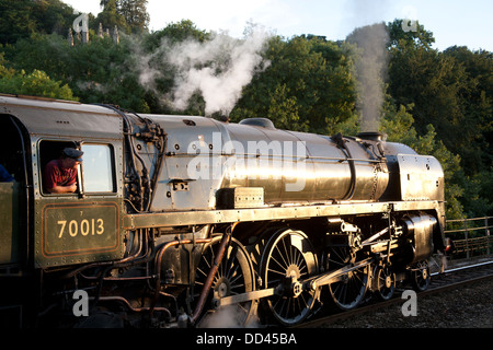 Train à vapeur tirant dans le patrimoine de la gare de Bath Spa, Bath, Somerset, Angleterre, Royaume-Uni Banque D'Images