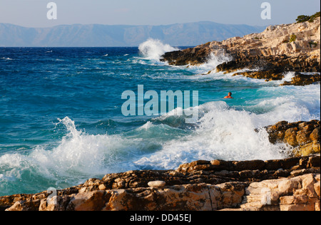 Paysage de mer sur l'île de Proizd près de Korcula.vagues splash la plage de rochers. Banque D'Images
