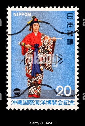 Timbre-poste du Japon représentant une danseuse d'Okinawa. Banque D'Images