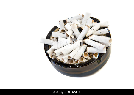 Cendrier avec de cigarettes sur fond blanc Banque D'Images